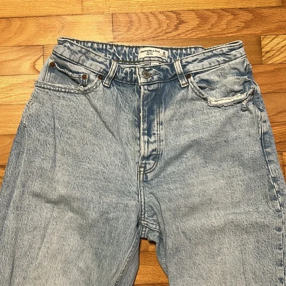 Abercrombie and Fitch - Curve Love - The Dad High Rise. Size 30/10R. - Picture 2 of 6